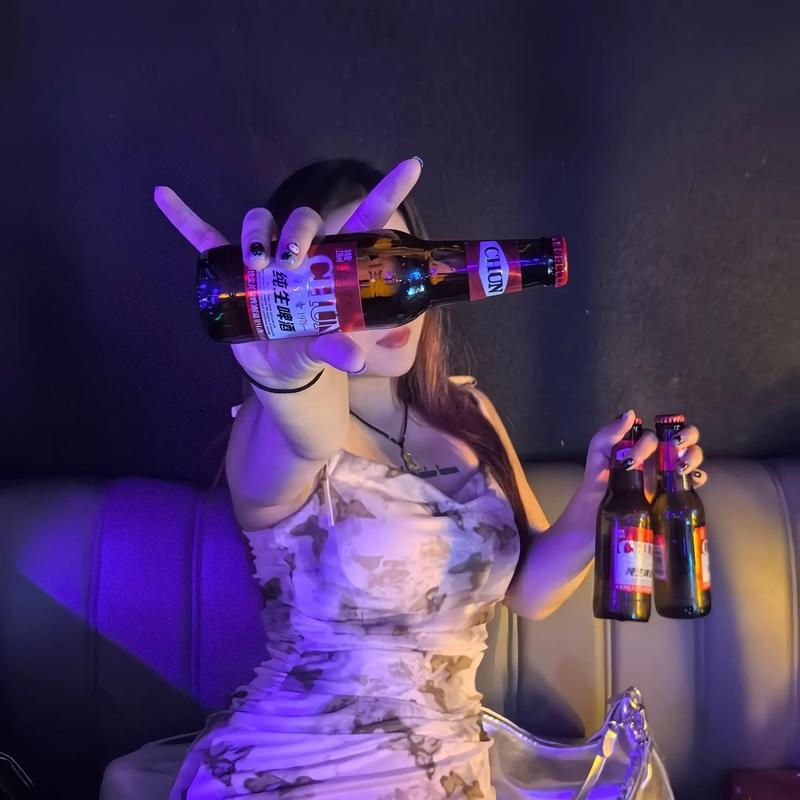 短视频女博主夜半派对曝光：神秘男嘉宾、豪宅争执