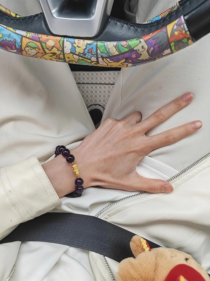 男团成员夜店私生活曝光：粉丝经济陷入争议