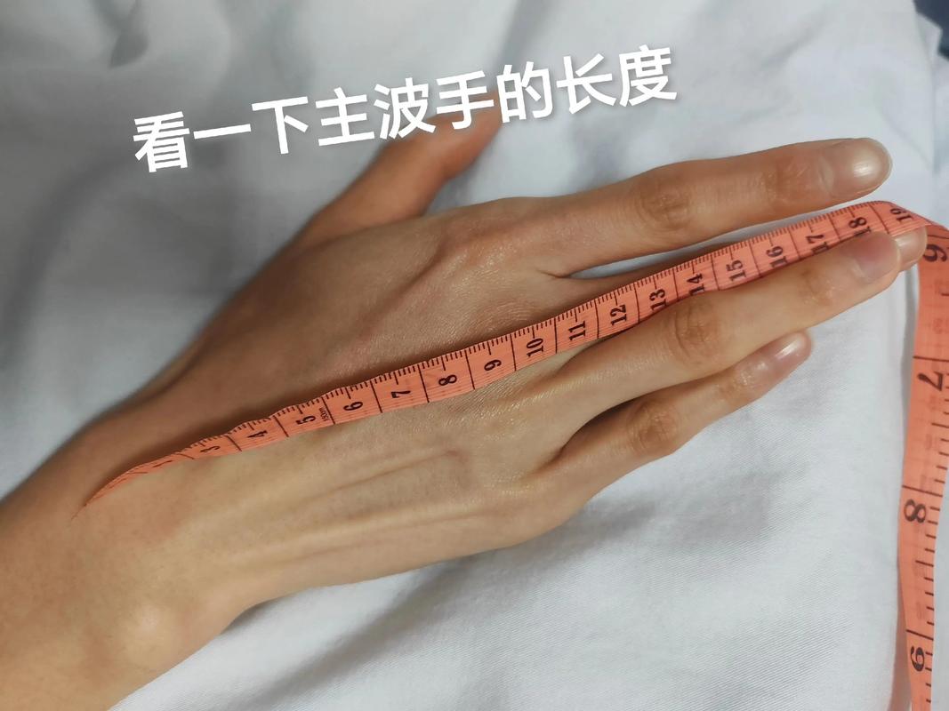 夜店女网红被曝神秘约会：豪车深夜出行引发猜测