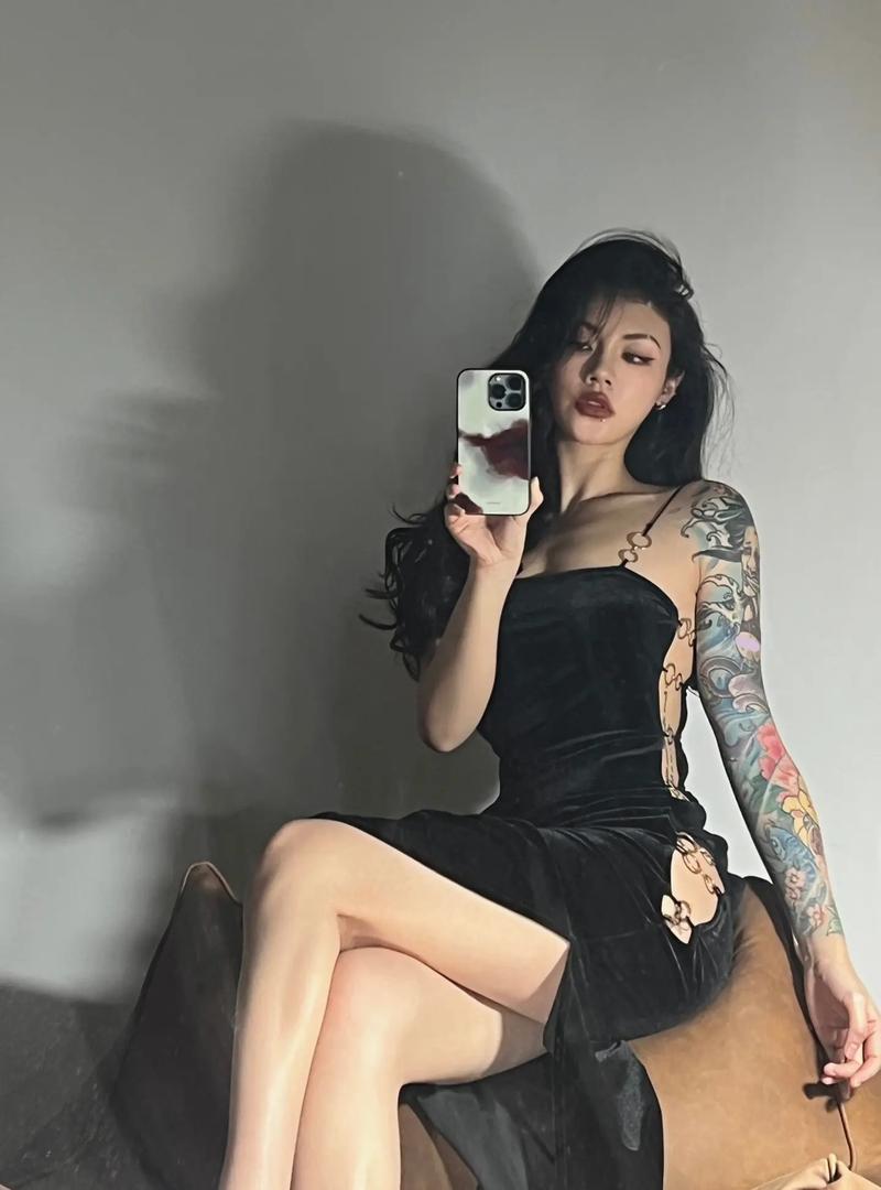 夜店营销主管何崇被曝“抢单成瘾”？新人被卷哭，内部语音流出引爆争议