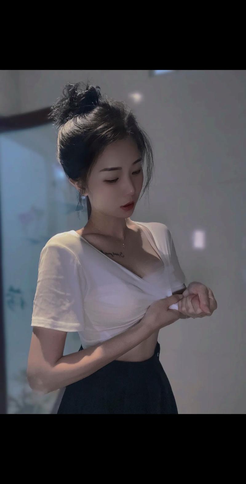 校园学霸女神夜店派对曝光：双重人设翻车