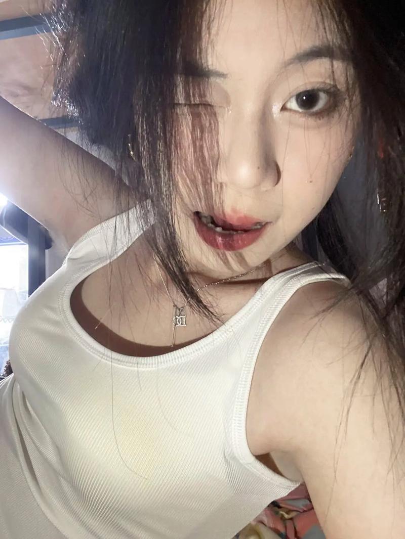 校园夜生活翻车：学霸女神林薇的多段暧昧