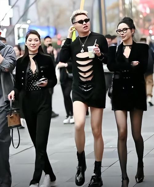 剧组大爆炸：新人演员互撕“抢替身镜头”，导演被迫停工