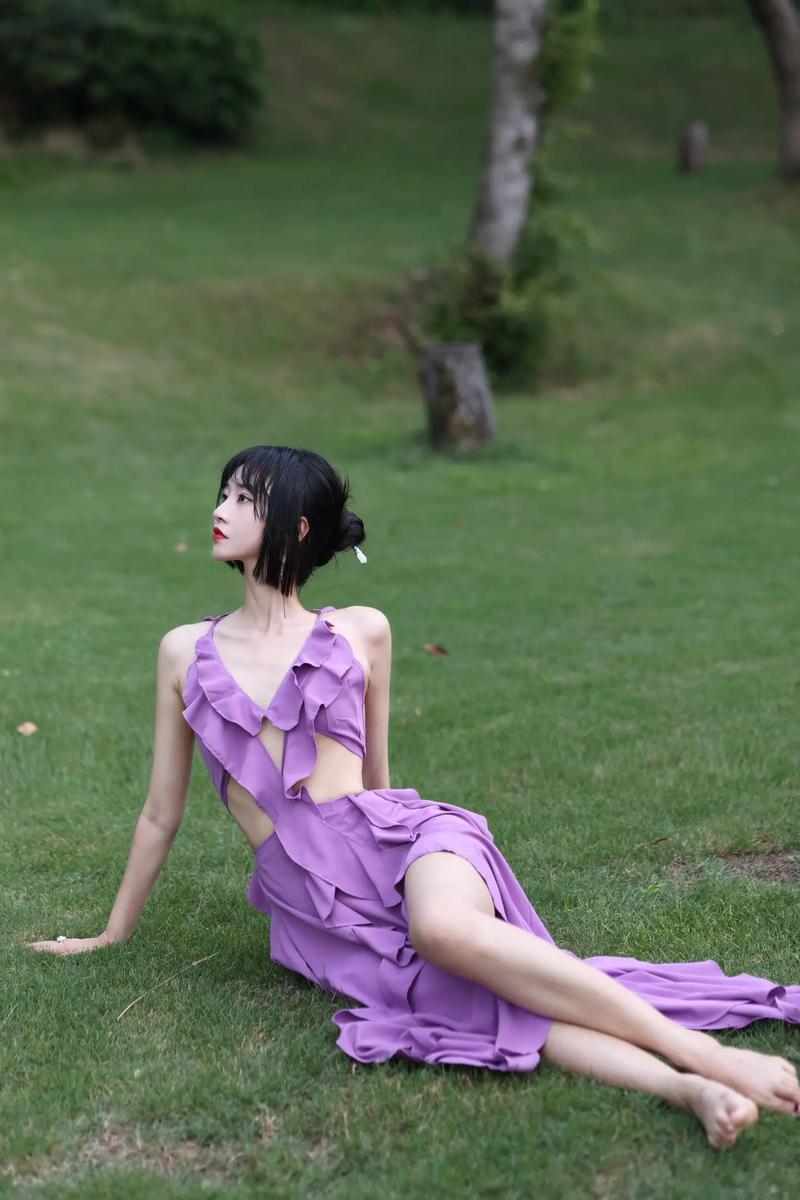 男团成员夜店派对：私下恋情曝光