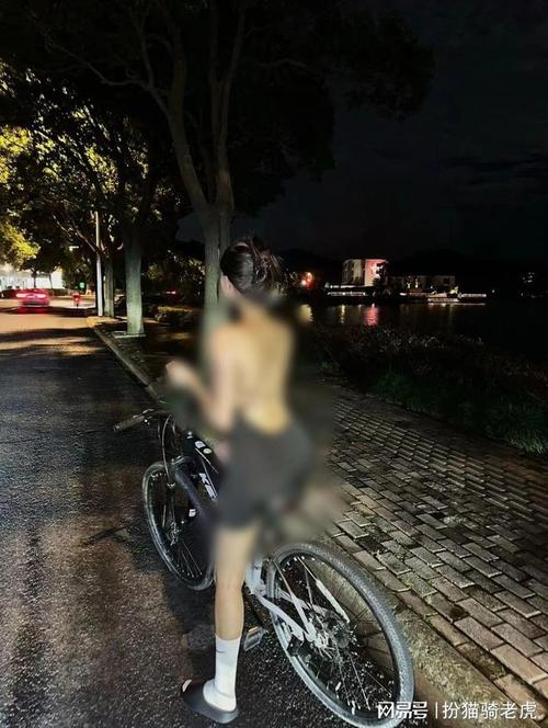 文艺社团内讧：海报设计背后隐藏的情感风暴