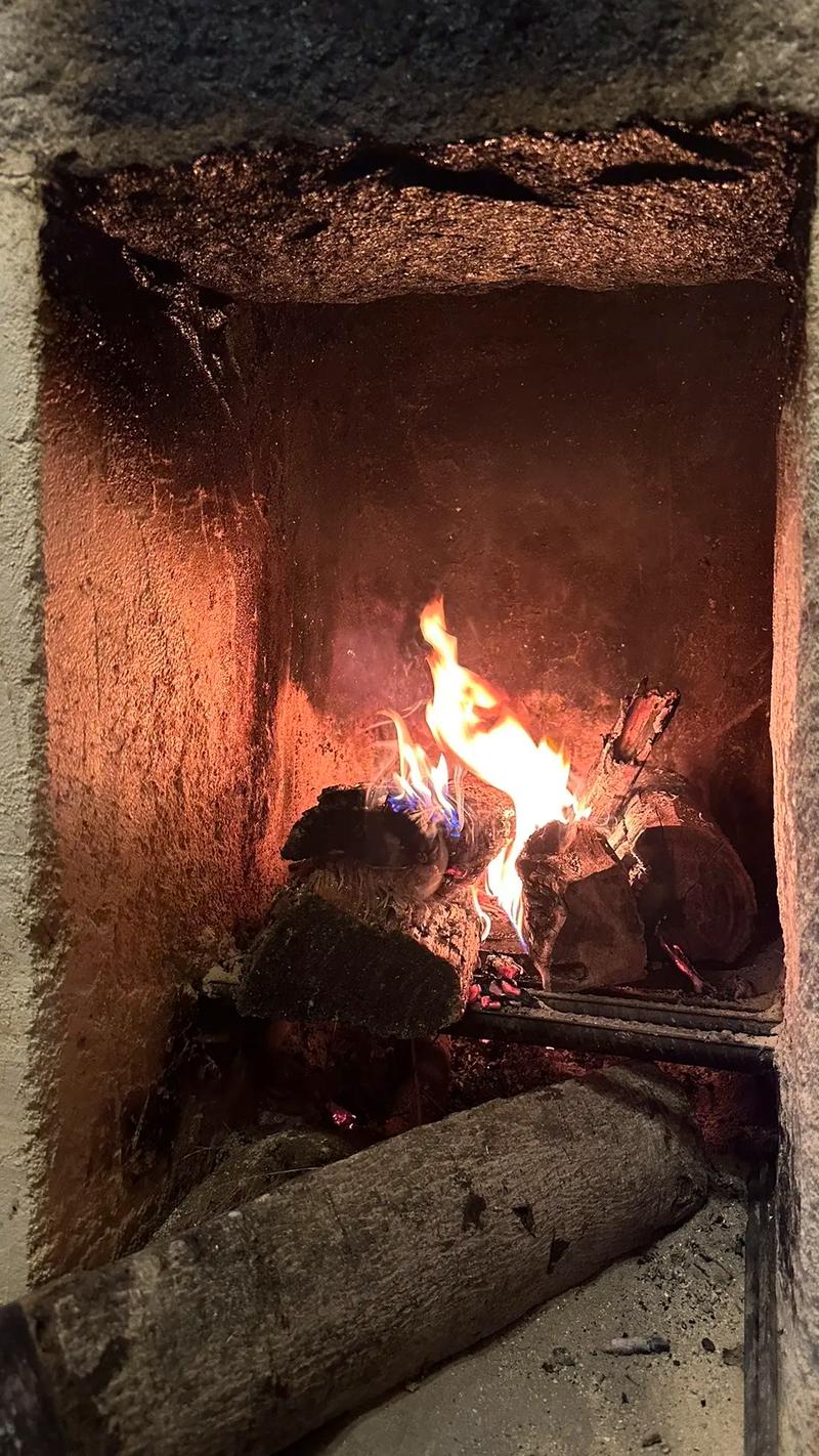 短视频博主“隐秘行程曝光”：夜晚派对引发粉丝群体震荡