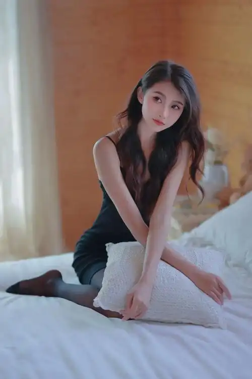 校花宿舍风波：深夜神秘电话引发三角恋冲突