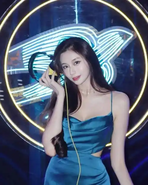 短视频女博主夜半派对曝光：神秘男嘉宾身份引热议